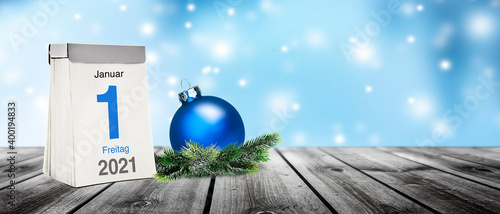Abreisskalender mit 1. Januar 2021 auf altem Holztisch