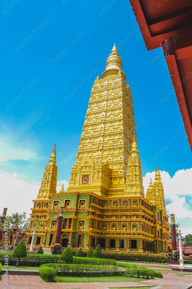 Fototapeta premium The beauty of Wat Bang Tong or Wat Mahathat Wachiramongkol, Krabi, Thailand