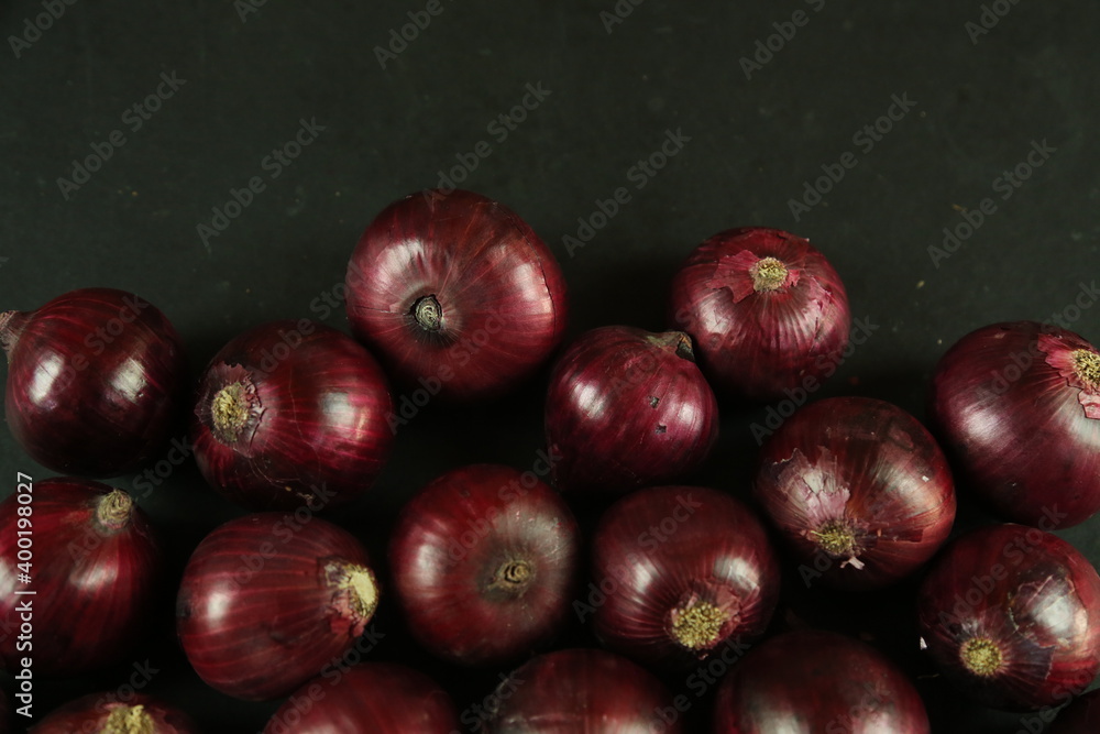 Obraz premium sweet red onions on background