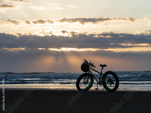 bicycle on the beach © tawat