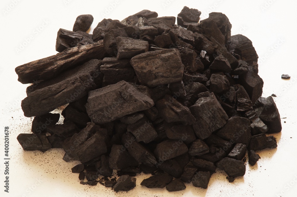 Carbonizzazione della legna. Ammasso di carbone vegetale