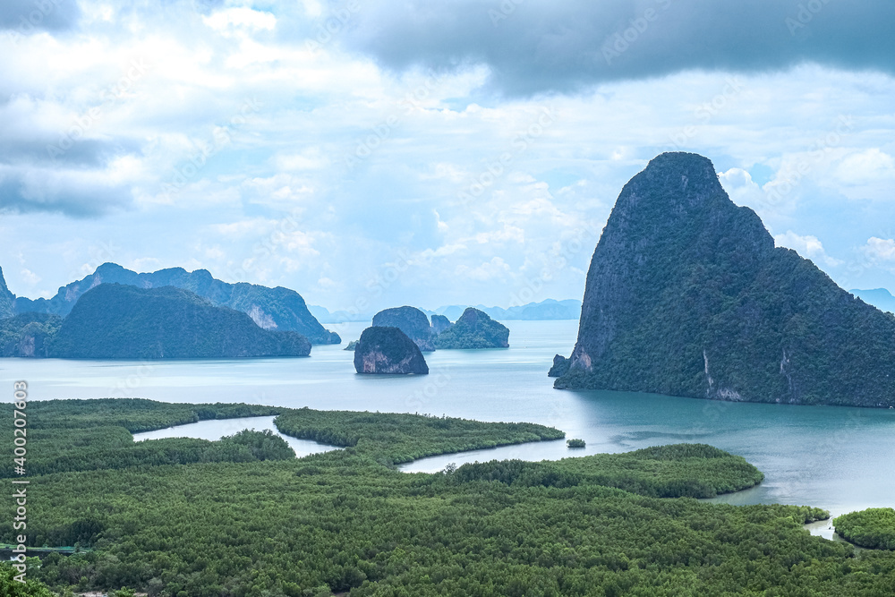 Naklejka premium Samet Nang Shee on a rainy day, but no matter what the weather And the beauty remains