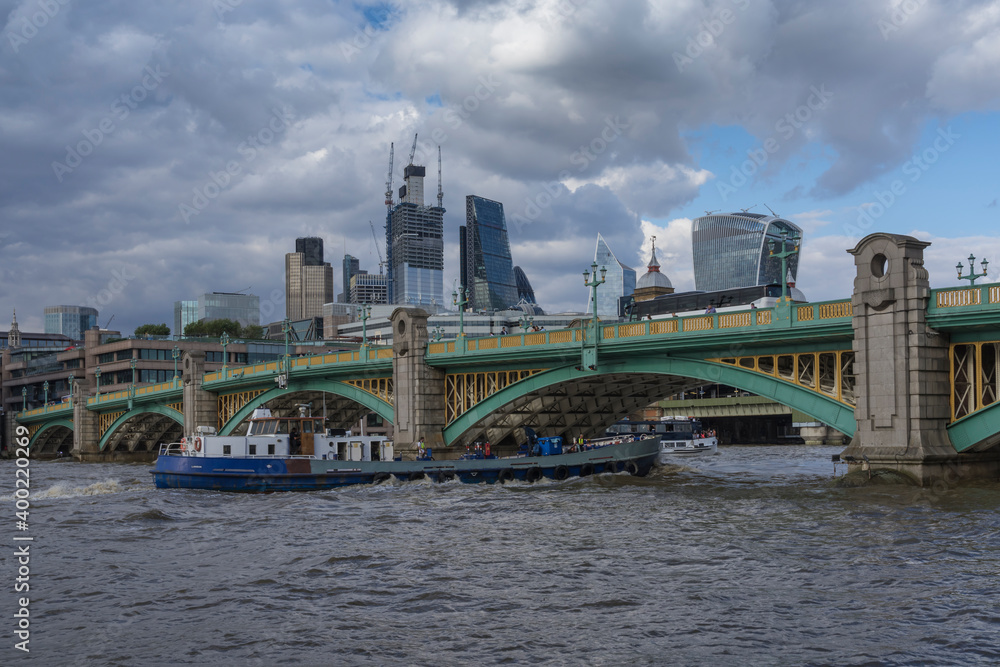 Obraz premium downtown of london seen from the river thames