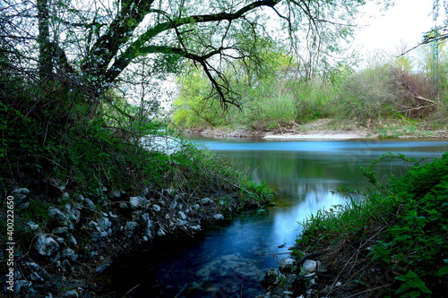 Donaueinlauf mit natürlichem Ufer und verwaschenem Wasser