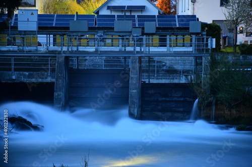 Staudamm im Fluss Donau am Abend