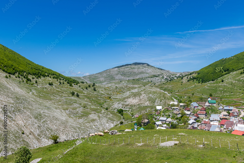 Naklejka premium Mountain village in a valley