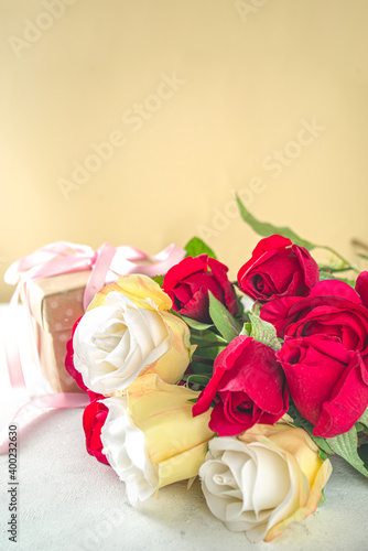  Gift box and roses background