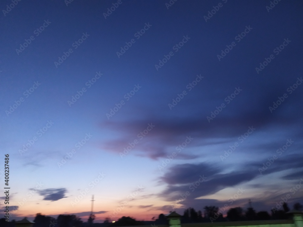 Obraz premium time clouds over the city