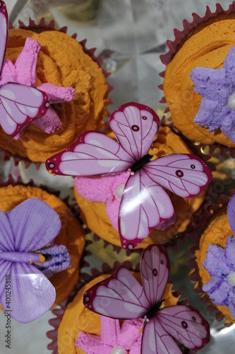 Postres con decoración de mariposas, efectivo para tu negocio local 