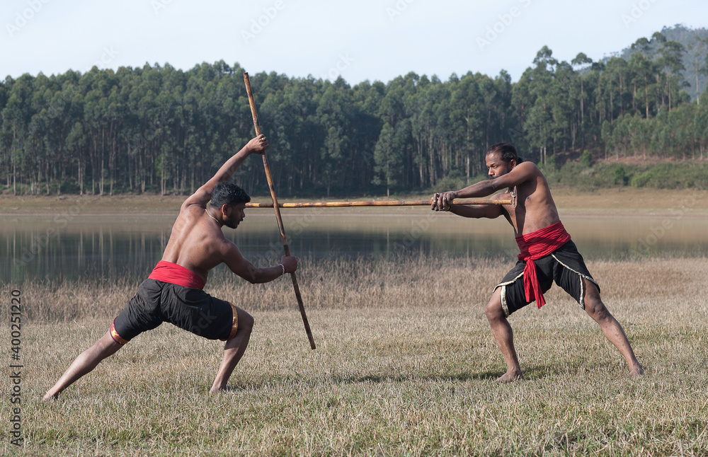 Foto Stock Indian fighters with bamboo stick performing Kalaripayattu