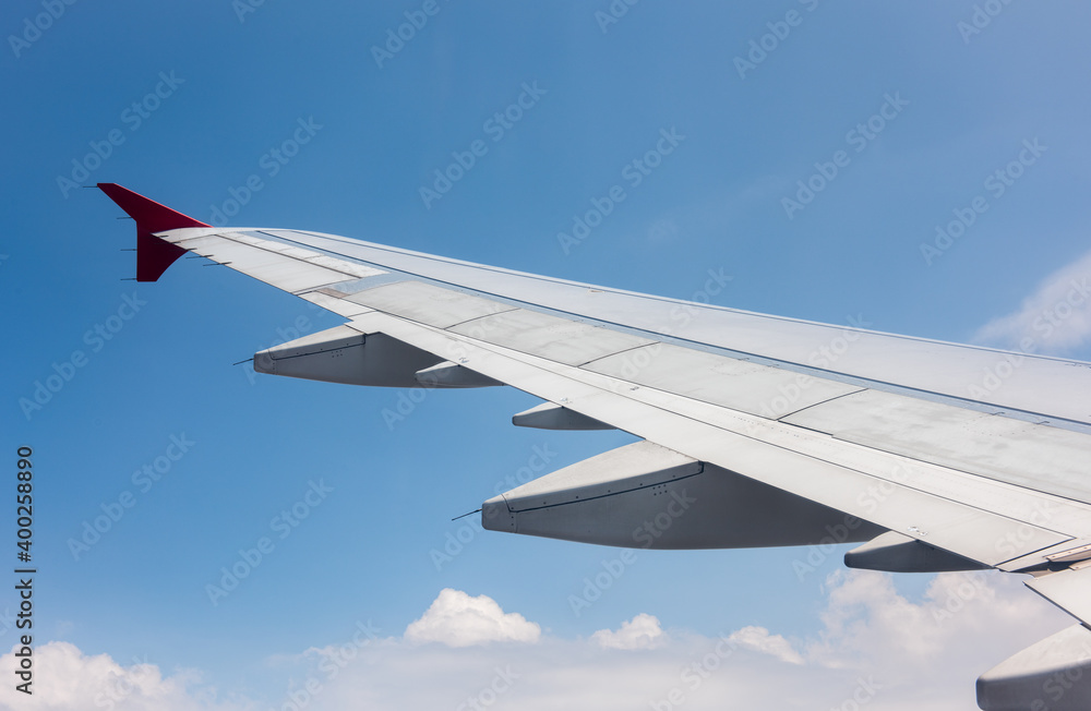 Obraz premium airplane wing with blue sky