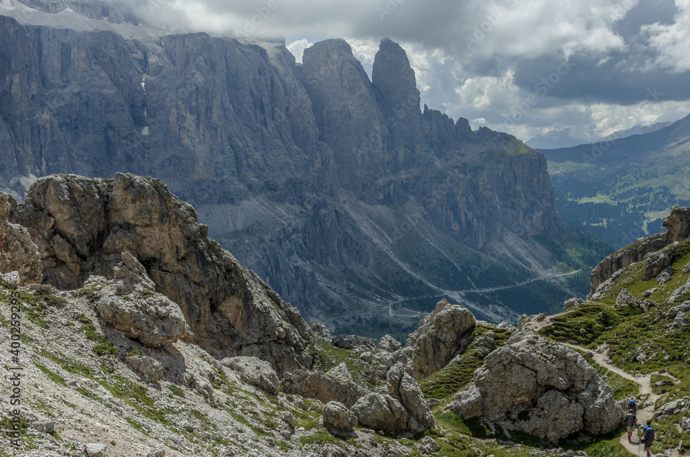 Obraz premium Crossing Cir mountain pass on High Route #2 from Crespeina pass down to Gardena pass, Cir mountain range, Dolomites, South Tirol, Italy.