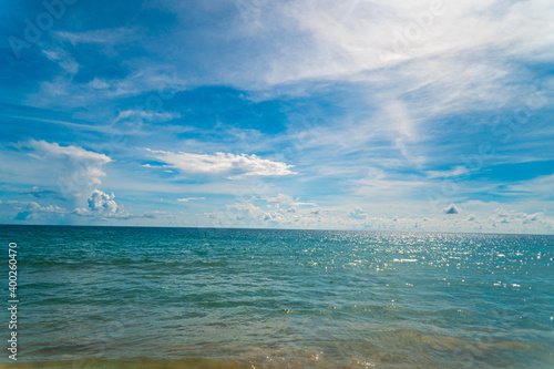 Tropikalny krajobraz, plaża oraz ocean i niebieskie niebo, egzotyczne tło.