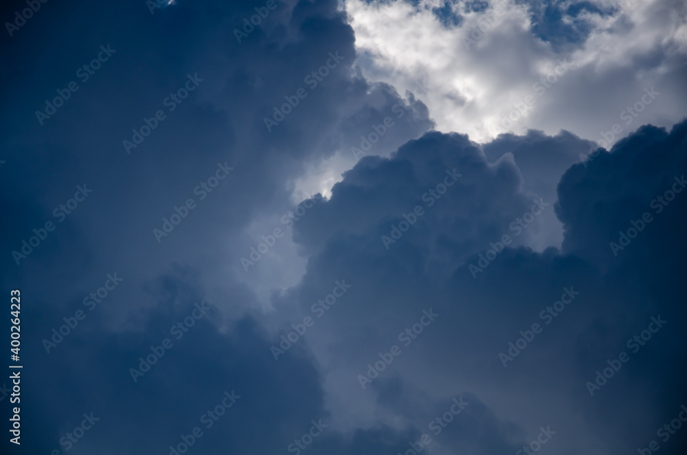 Obraz premium Dramatic cloudscape. Sky background with gray clouds