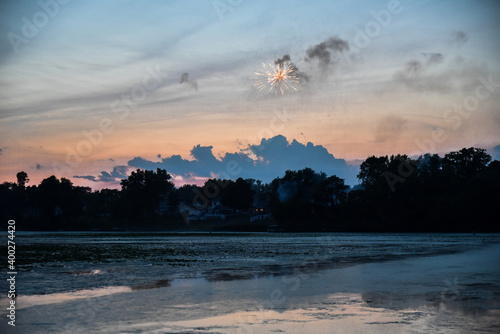 Tableau sur toile 4th of July fireworks over a lake in Wisconsin.