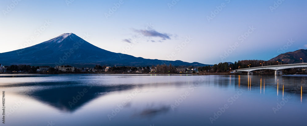 河口湖から眺める冬の富士山　朝景