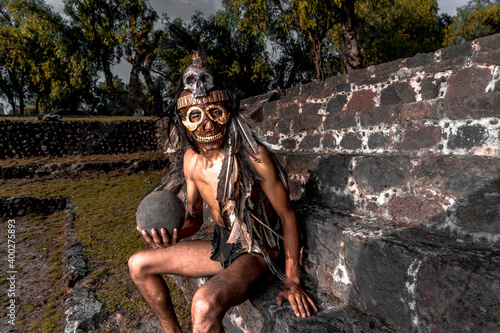 El juego de pelota mesoamericano fue un deporte con connotaciones rituales, jugado desde 1400 a. C.1​ por los pueblos precolombinos de Mesoamérica.