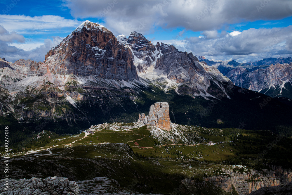 Obraz premium Vista panoramica delle 5 torri e montagne limitrofi nelle Dolomiti in giornata soleggiata.