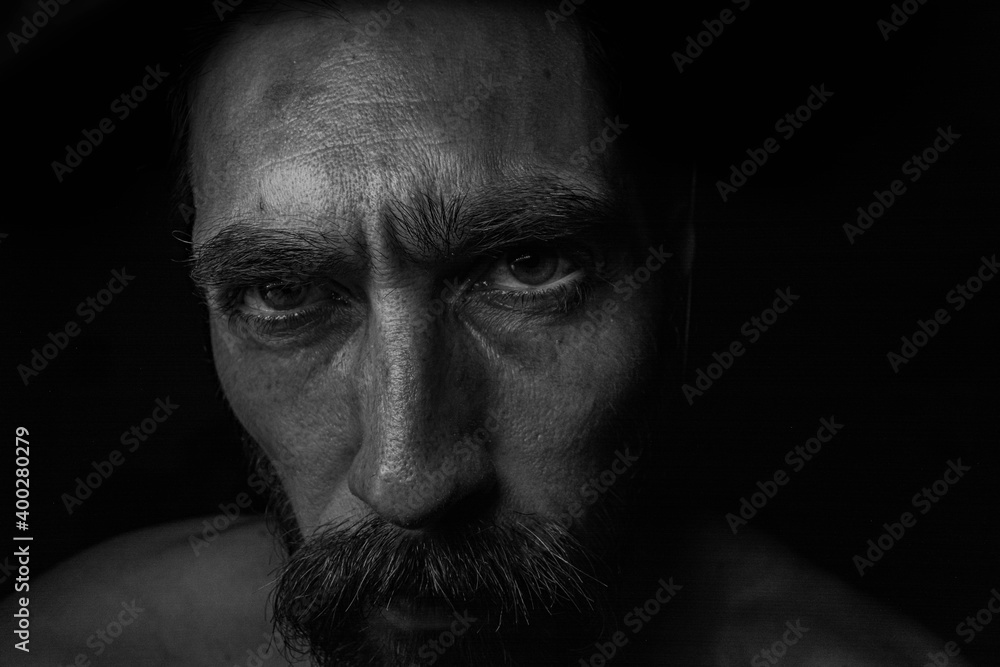 rostro en blanco y negro mirando la cámara en primer plano rostro en blanco y negro mirando la cámara en primer plano