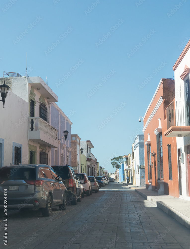 Calle empedrada en Campeche. Perspectiva. Casas coloridas