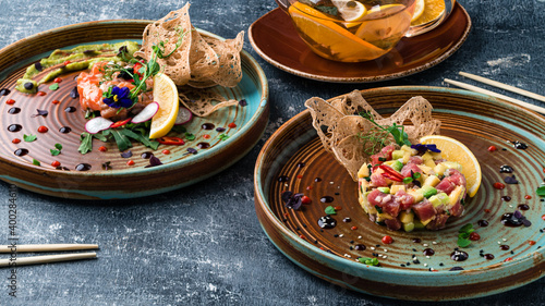 Fotografía salmon and beef tartare set
