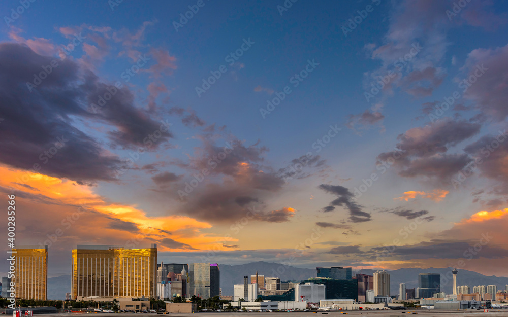 Fototapeta premium Las Vegas skyline at dusk