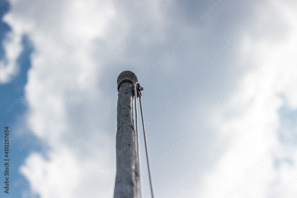 Fahnenstange mit Himmel im Hintergrund Fahnenstange mit Himmel im Hintergrund