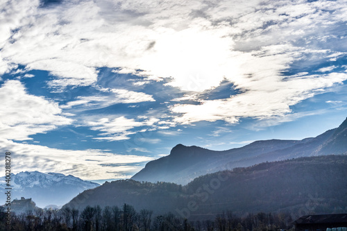 Berglandschaft im Winter mit Wolken am Himmel