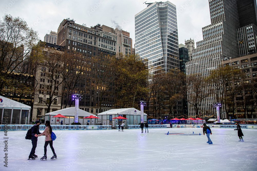 Obraz premium People skate in the Winter Village in Bryant Park