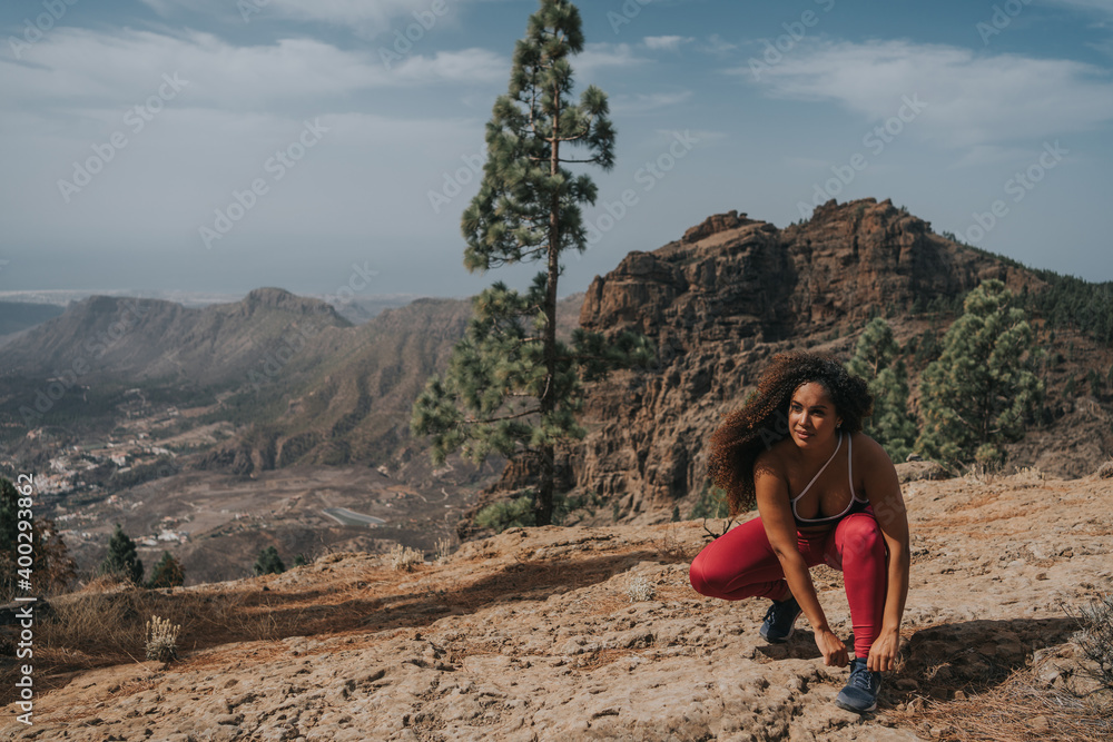 Naklejka premium Friends Explore Nature Outdoors Concept