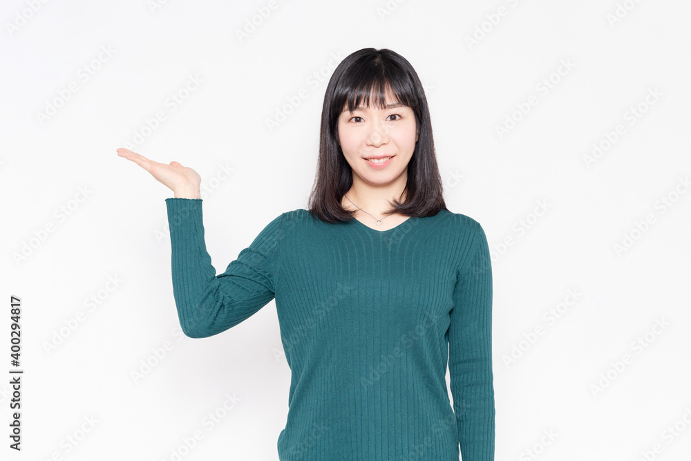 案内のジェスチャーをする女性 案内のジェスチャーをする女性