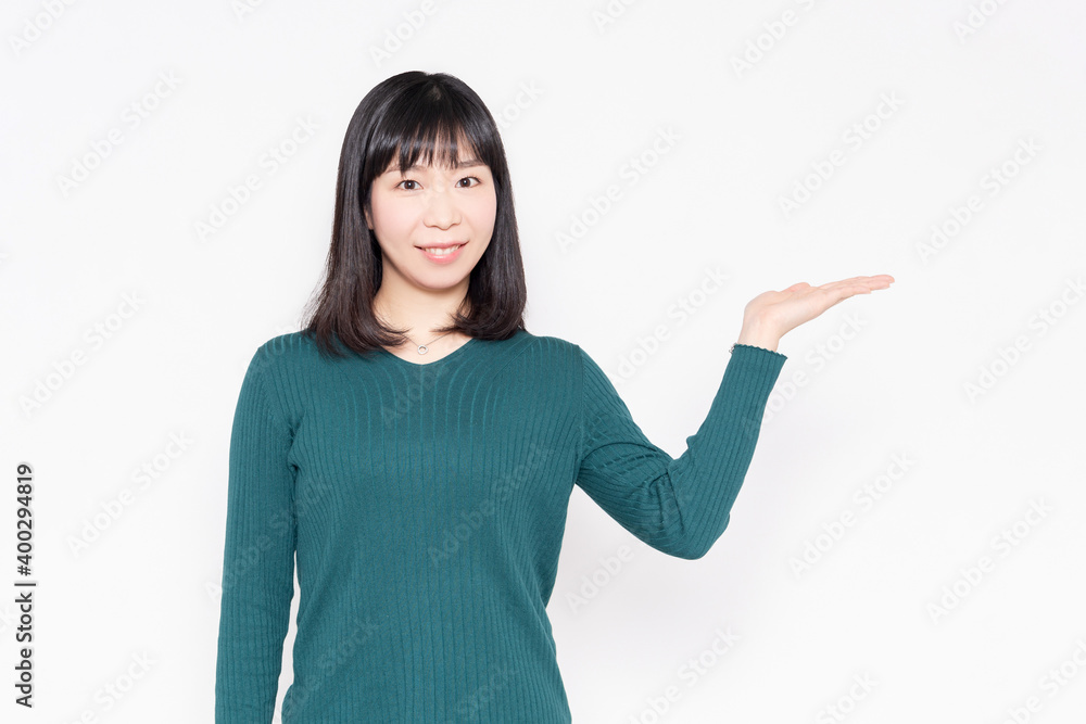 案内のジェスチャーをする女性 案内のジェスチャーをする女性