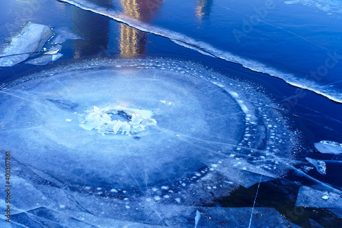 Circular break of fresh ice on the Moskva River as an unusual natural phenomenon