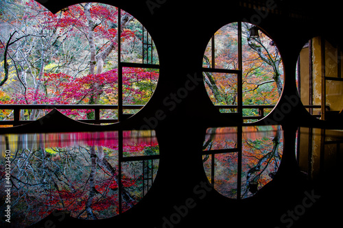 【秋】祐斎亭　まる窓の間