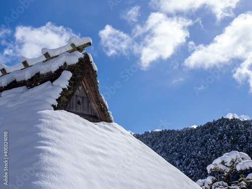 Wallpaper Mural 雪が積もった茅葺屋根 Torontodigital.ca