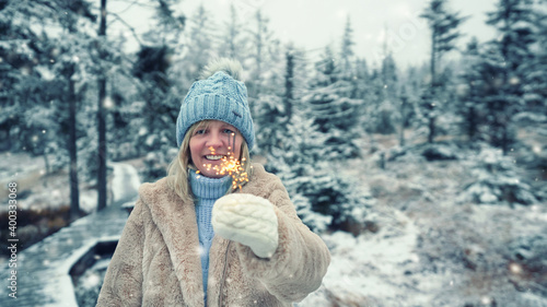 Canvas Print hübsche Frau mit Wunderkerze im Winter