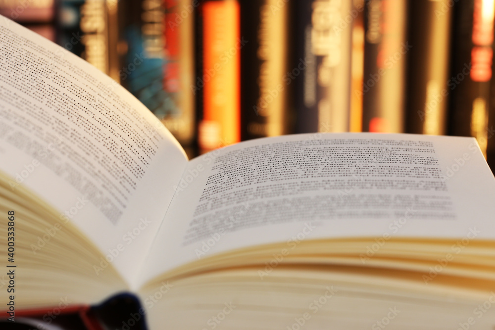 Obraz premium Nahaufnahme von einem aufgeschlagenen Buch