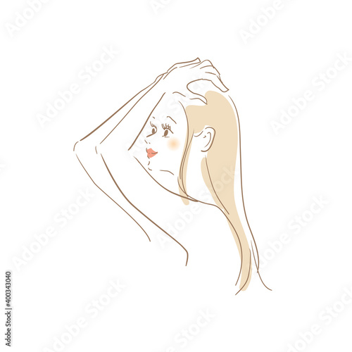 手櫛で髪を整える女性
