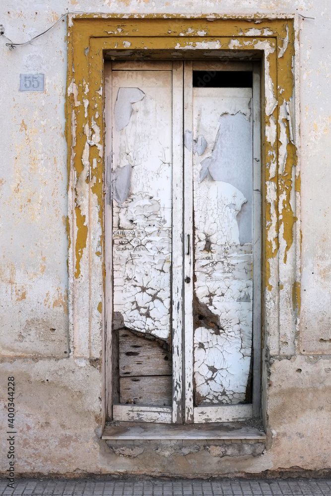 Porte di vecchie case abbandonate