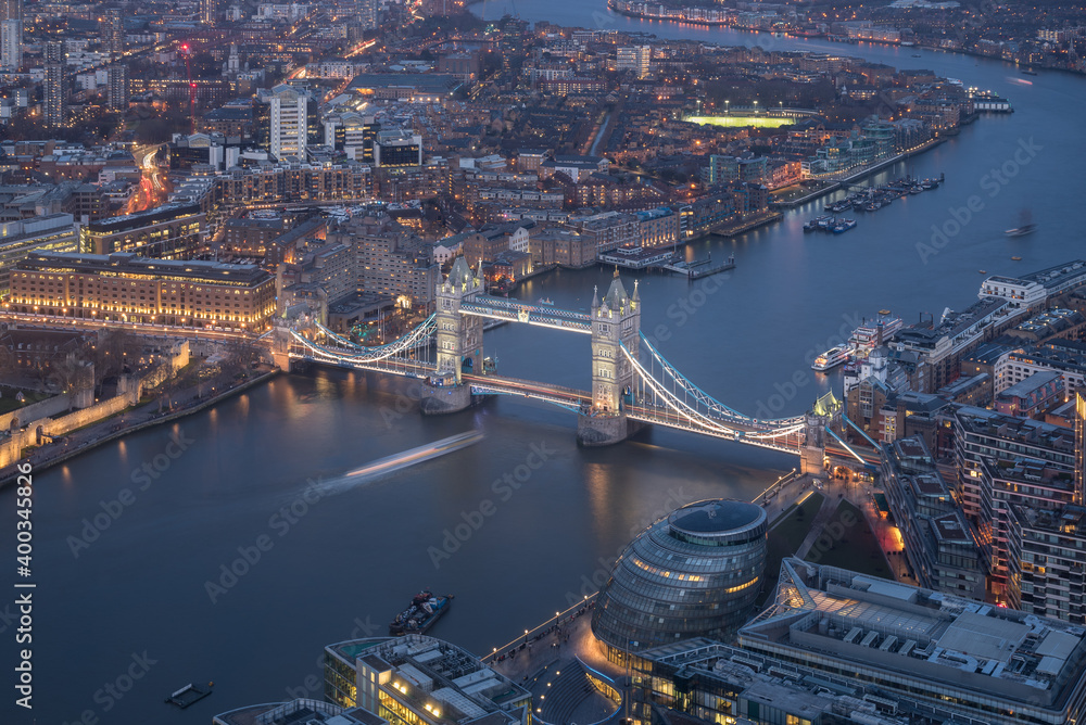 Obraz premium Illuminated Tower Bridge at blue hour dusk from above