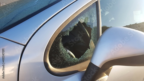 Photo The burglar broke the side window of the car to steal