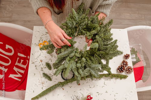 Preparativi di Natale in casa, creazione di ghirlanda di abete vero!  photo