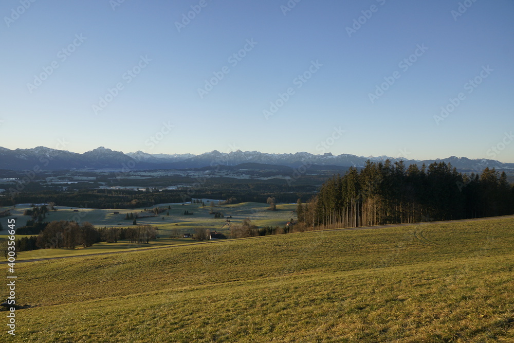 Fototapeta premium Sicht auf die Allgäuer Alpen zum Sonnenaufgang mit schneebedeckten Gipfeln