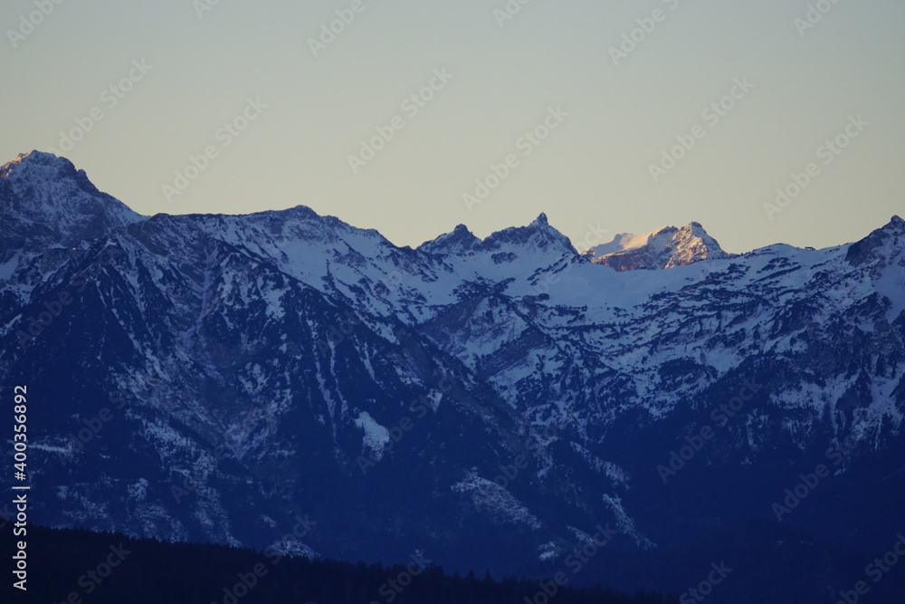 Sicht auf die Allgäuer Alpen zum Sonnenaufgang mit schneebedeckten Gipfeln Sicht auf die Allgäuer Alpen zum Sonnenaufgang mit schneebedeckten Gipfeln