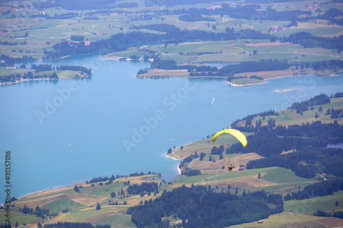 Foto Paragliding above lake Forggensee, Füssen, Germany