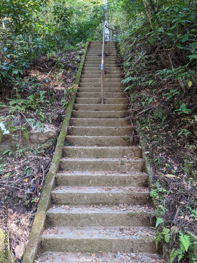 登山道に続く石階段