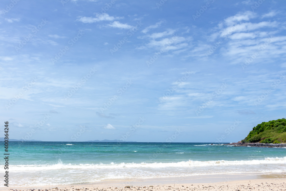 Obraz premium Blue ocean wave on sandy beach summer day