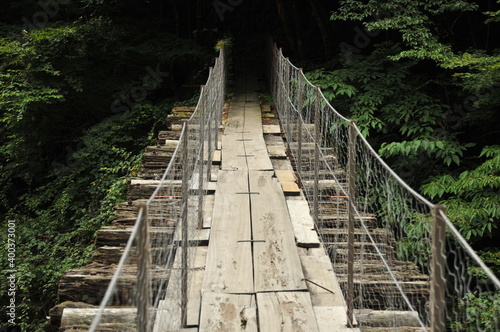 行き先が闇の木造の橋