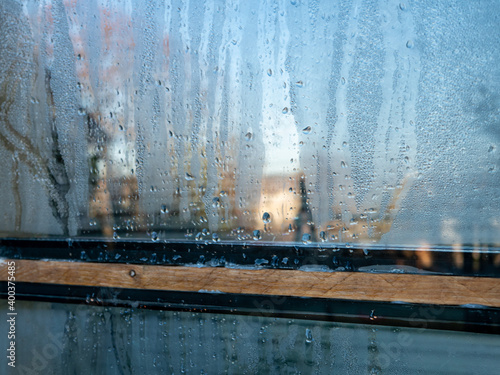 Kondenswasser am Fenster im Winter photo