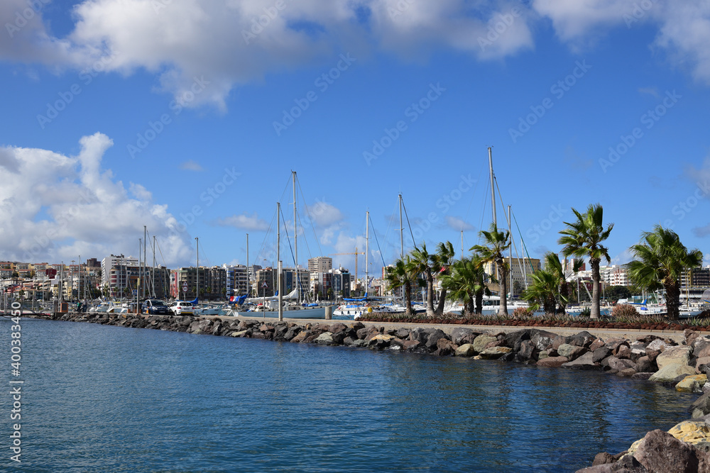 Promenade mit Palmen am Yachthafen
